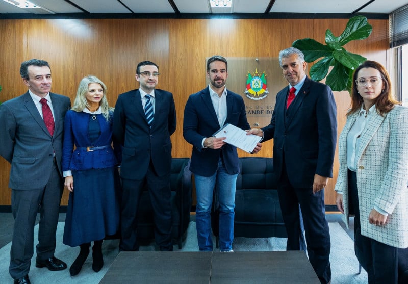 Leite recebe lista das mãos do atual procurador-geral de Contas, Geraldo da Camino