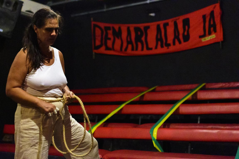 Sexta (11), tem o espetáculo Terra Adorada, fazendo crítica à sociedade não-indígena e sábado (12), exposição de arte indígena