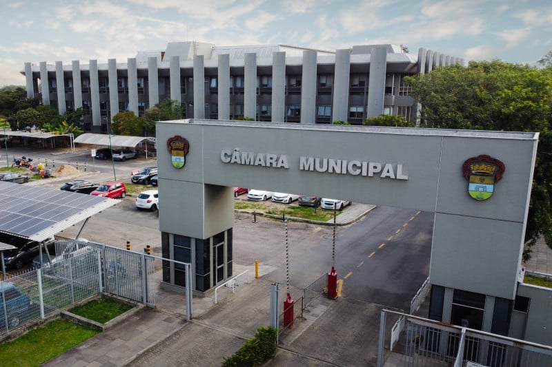 Vista aérea da Câmara Municipal de Porto Alegre em 2023. Palácio Aloísio Filho. Fachada e pórtico.