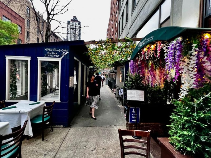 {'nm_midia_inter_thumb1':'https://www.jornaldocomercio.com/_midias/jpg/2023/08/11/206x137/1_minuto_varejo_nova_york_outdoor_dining__jornal_do_comercio-10293631.jpg', 'id_midia_tipo':'2', 'id_tetag_galer':'', 'id_midia':'64d697b15d1f2', 'cd_midia':10293631, 'ds_midia_link': 'https://www.jornaldocomercio.com/_midias/jpg/2023/08/11/minuto_varejo_nova_york_outdoor_dining__jornal_do_comercio-10293631.jpg', 'ds_midia': 'Minuto Varejo - Nova York - restaurantes e cafés - outdoor dining structures - pós-pandemia - fora dos estabelecimentos ', 'ds_midia_credi': 'PATRÍCIA COMUNELLO/ESPECIAL/JC', 'ds_midia_titlo': 'Minuto Varejo - Nova York - restaurantes e cafés - outdoor dining structures - pós-pandemia - fora dos estabelecimentos ', 'cd_tetag': '1', 'cd_midia_w': '800', 'cd_midia_h': '600', 'align': 'Left'}