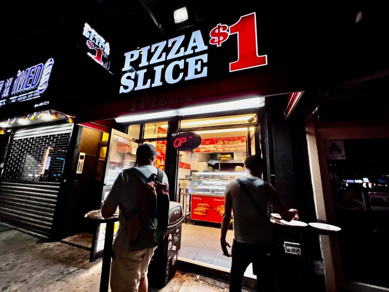 {'nm_midia_inter_thumb1':'https://www.jornaldocomercio.com/_midias/jpg/2023/08/11/206x137/1_minuto_varejo_nova_york_pizza_1_dolar_3_jornal_do_comercio-10293523.jpg', 'id_midia_tipo':'2', 'id_tetag_galer':'', 'id_midia':'64d693e3f0d7f', 'cd_midia':10293523, 'ds_midia_link': 'https://www.jornaldocomercio.com/_midias/jpg/2023/08/11/minuto_varejo_nova_york_pizza_1_dolar_3_jornal_do_comercio-10293523.jpg', 'ds_midia': 'Minuto Varejo - Nova York - Manhattan - pizza US$ 1 dólar - não é mais ', 'ds_midia_credi': 'PATRÍCIA COMUNELLO/ESPECIAL/JC', 'ds_midia_titlo': 'Minuto Varejo - Nova York - Manhattan - pizza US$ 1 dólar - não é mais ', 'cd_tetag': '1', 'cd_midia_w': '800', 'cd_midia_h': '600', 'align': 'Left'}