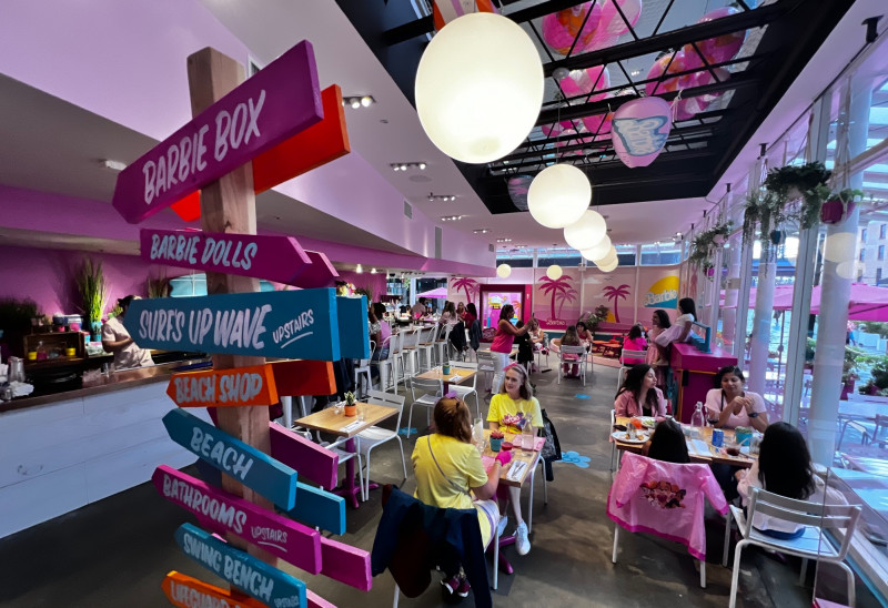 {'nm_midia_inter_thumb1':'https://www.jornaldocomercio.com/_midias/jpg/2023/08/11/206x137/1_minuto_varejo_nova_york_timesquare_barbie_3_jornal_do_comercio-10293483.jpg', 'id_midia_tipo':'2', 'id_tetag_galer':'', 'id_midia':'64d6933ed1f94', 'cd_midia':10293483, 'ds_midia_link': 'https://www.jornaldocomercio.com/_midias/jpg/2023/08/11/minuto_varejo_nova_york_timesquare_barbie_3_jornal_do_comercio-10293483.jpg', 'ds_midia': 'Minuto Varejo - Nova York - café da Barbie -- Manhattan - público - ambiente interno - experiência ', 'ds_midia_credi': 'PATRÍCIA COMUNELLO/ESPECIAL/JC', 'ds_midia_titlo': 'Minuto Varejo - Nova York - café da Barbie -- Manhattan - público - ambiente interno - experiência ', 'cd_tetag': '1', 'cd_midia_w': '800', 'cd_midia_h': '548', 'align': 'Left'}