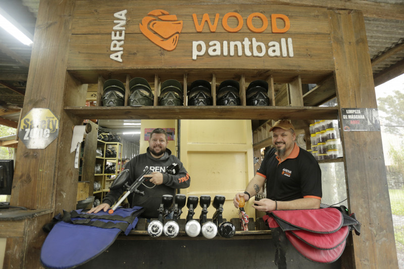 Danilo Nichele e Rafael Merten são os nomes à frente da Arena Wood, que opera há 15 anos em Canoas Foto: TÂNIA MEINERZ/JC