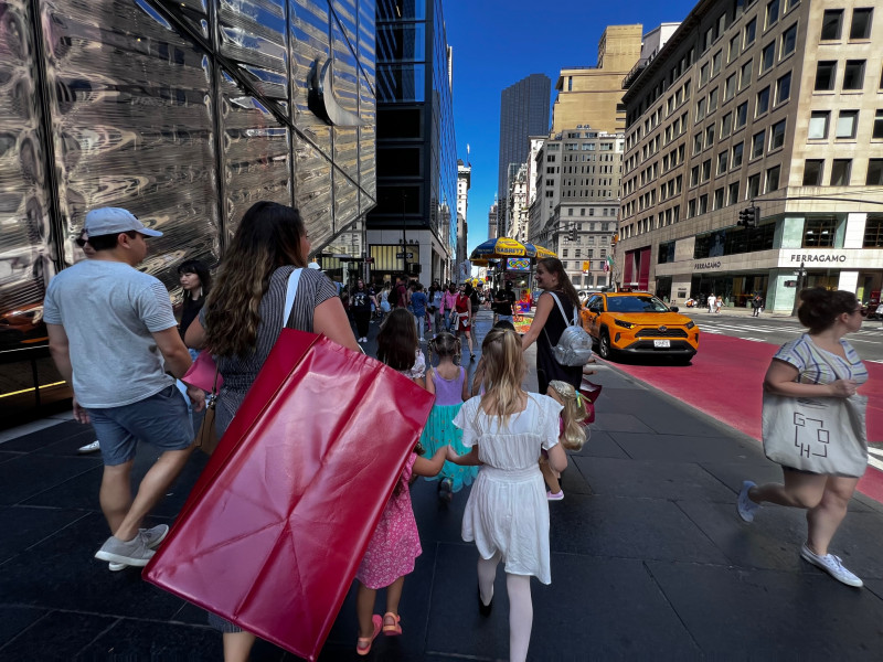 Turistas lotam regiões como a quinta avenida, mostrando a volta do fluxo pré-pandemia