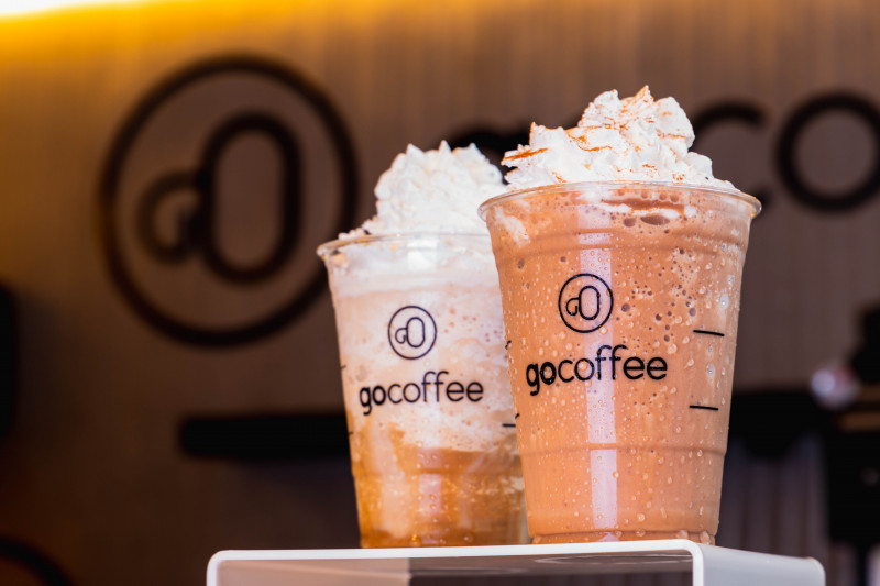 Marca tem cardápio com bebidas quentes e geladas com a proposta de comprar e levar 
