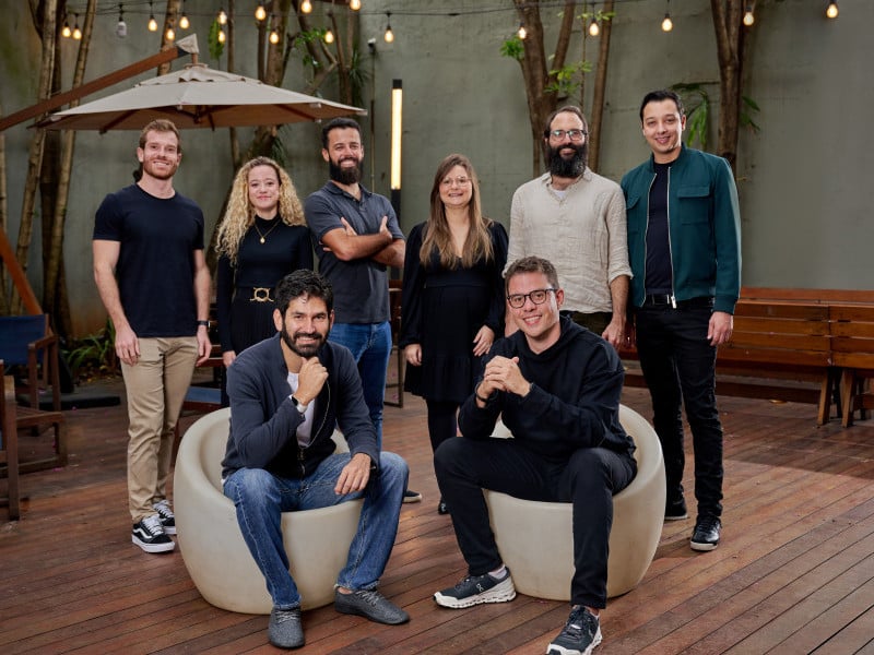 Ricardo Duarte e Igor Piquet junto com o time de fundadores da empresa