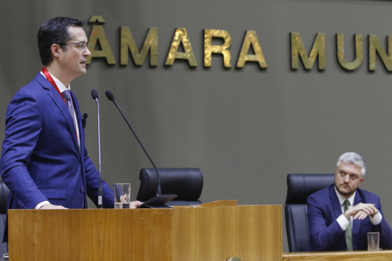 Ex-deputado recebeu a Comenda Porto do Sol, proposição do vereador Ramiro Rosário (d)