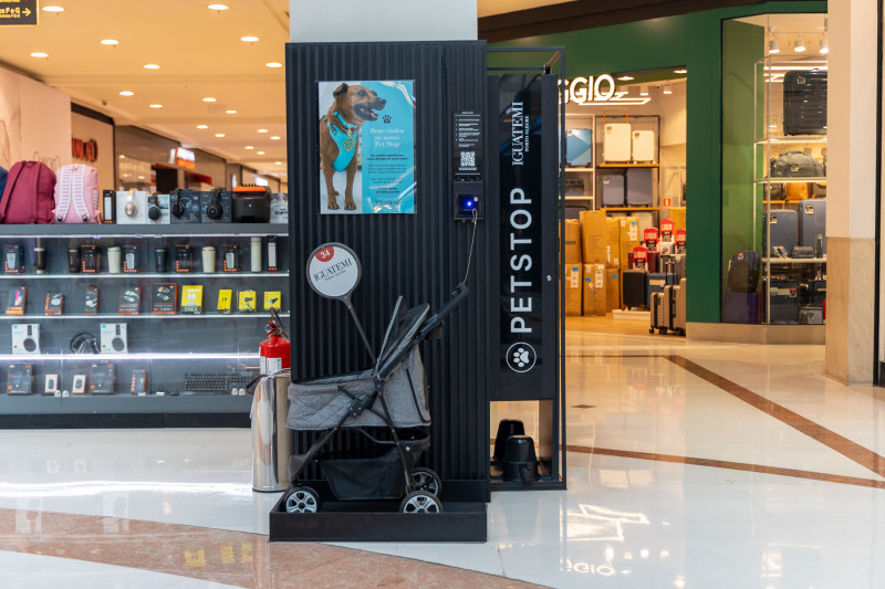 Mobiliário fica no 1º piso do shopping e tem sacos plásticos, lenços umedecidos e potes de água