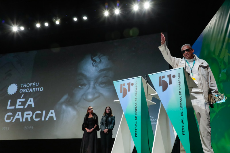 Filho de L&eacute;a Garcia, Marcelo Garcia, recebe o trof&eacute;u Oscarito em homenagem a m&atilde;e
