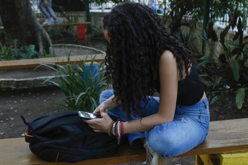Câmara aprova proibição de uso de celulares em escolas do país