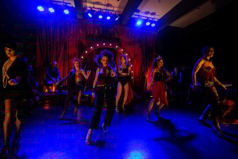 Sucesso de público, montagem coloca em pauta estereótipos da docilidade feminina e fica em cartaz até 9 de setembro