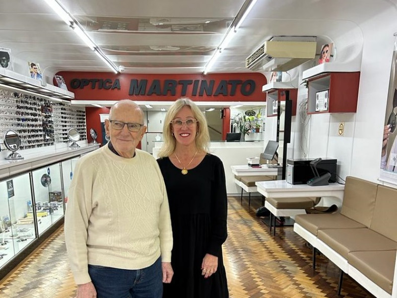 Vera com o pai Carlos, que ainda está no dia a dia da loja na área central de Caxias do Sul