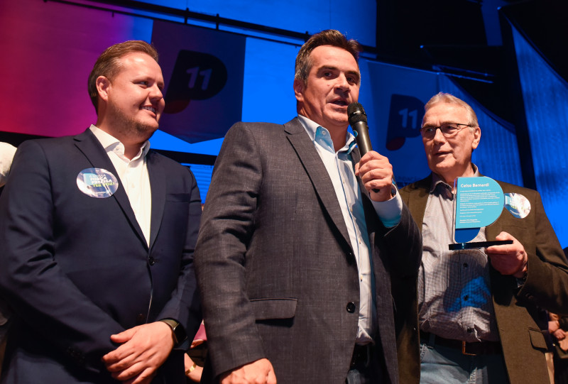 {'nm_midia_inter_thumb1':'https://www.jornaldocomercio.com/_midias/jpg/2023/08/19/206x137/1_politica___convencao_partido_progressistas_do_rio_grande_do_sul__pp_rs___1_-10300959.jpg', 'id_midia_tipo':'2', 'id_tetag_galer':'', 'id_midia':'64e11215ca328', 'cd_midia':10300959, 'ds_midia_link': 'https://www.jornaldocomercio.com/_midias/jpg/2023/08/19/politica___convencao_partido_progressistas_do_rio_grande_do_sul__pp_rs___1_-10300959.jpg', 'ds_midia': 'Pol&iacute;tica - Conven&ccedil;&atilde;o Partido Progressistas do Rio Grande do Sul (PP-RS)', 'ds_midia_credi': 'Paulo Garcia/AL-RS/JC', 'ds_midia_titlo': 'Pol&iacute;tica - Conven&ccedil;&atilde;o Partido Progressistas do Rio Grande do Sul (PP-RS)', 'cd_tetag': '1', 'cd_midia_w': '800', 'cd_midia_h': '541', 'align': 'Left'}