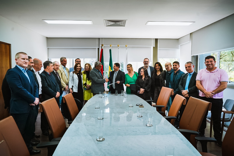 Hamilton Sossmeier (d) recebe a LDO do prefeito Sebastião Melo