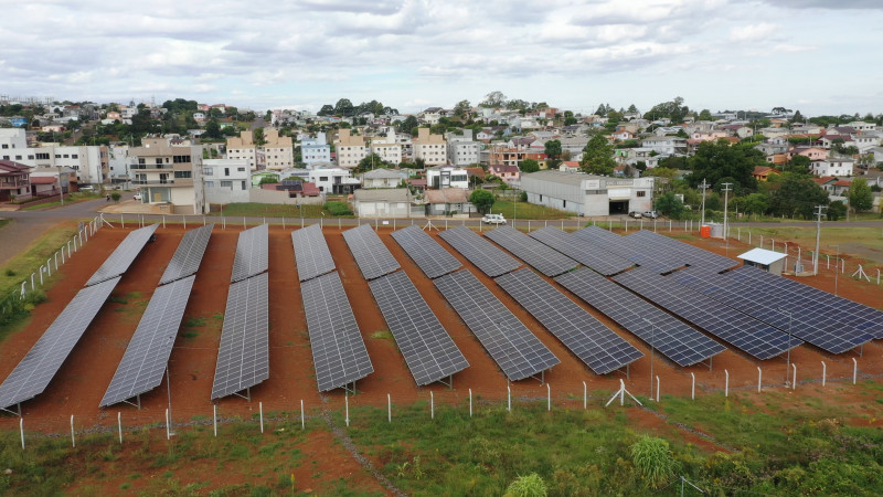 Com mais de 2,2 mil placas solares, estrutura é a primeira da cidade e projeta redução de 85% no consumo
