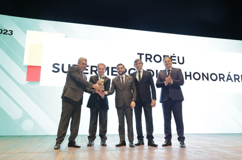 Mércio Tumelero recebe troféu entregue por Gabriel Souza e Sebastião Melo; Longo e Galassi prestigiam momento