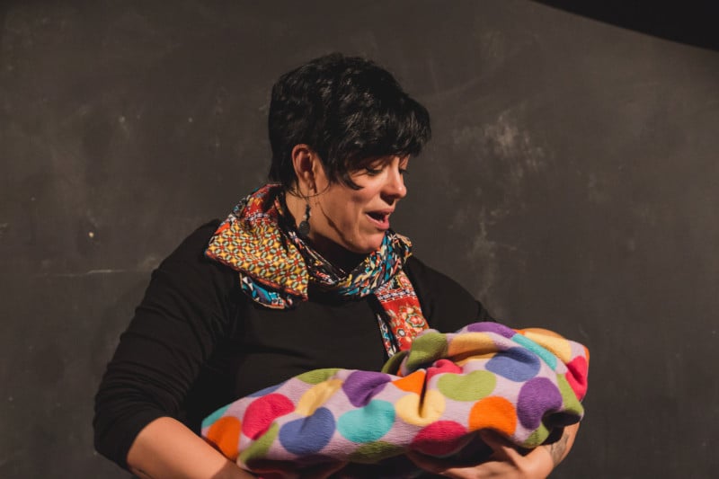 Peça 'Choros, Risos e fraldas: maternidade em dose tripla' sobe ao palco neste sábado (26) e traz as dores e as delícias de ser mãe 