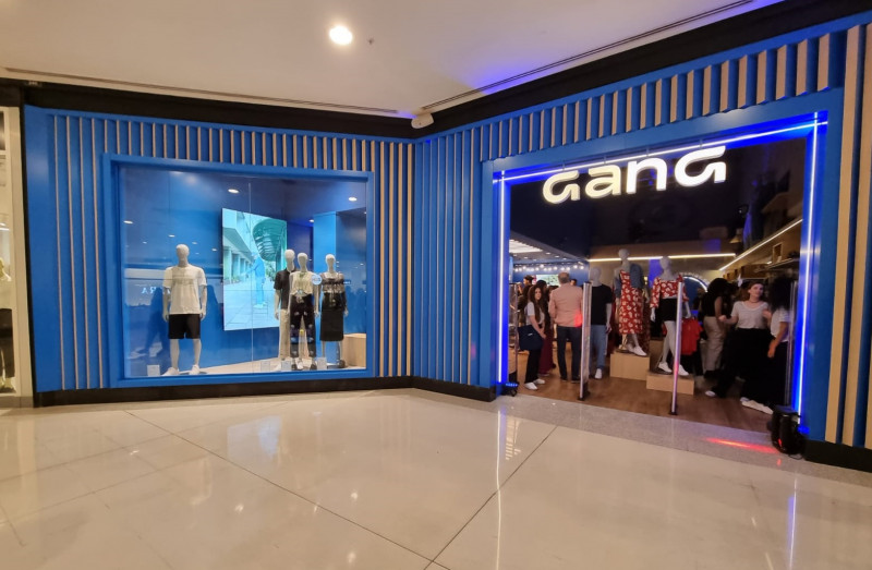 Fachada ganhou efeito que combina azul e amadeirado que muda percepção de quem passa