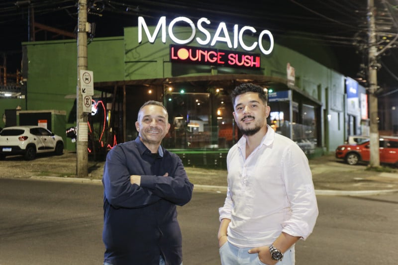 Alfredo Pinto e Victor Castro são os nomes por trás do Mosaico Sushi Foto: TÂNIA MEINERZ/JC