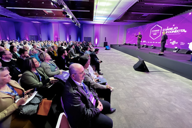 Plateia lotada em hotel de Bento Gonçalves para acompanhar as palestras da convenção 