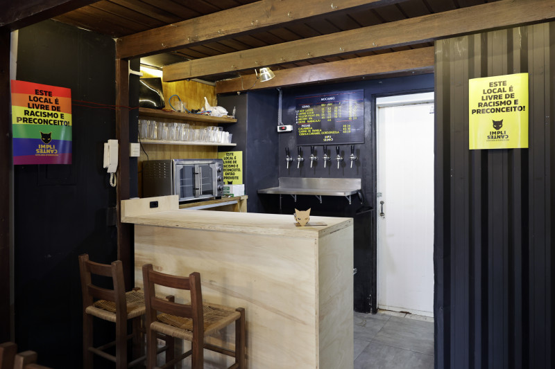 Quadro com a frase &quot;Este local &eacute; livre de racismo e preconceito&quot; Foto: T&Acirc;NIA MEINERZ/JC