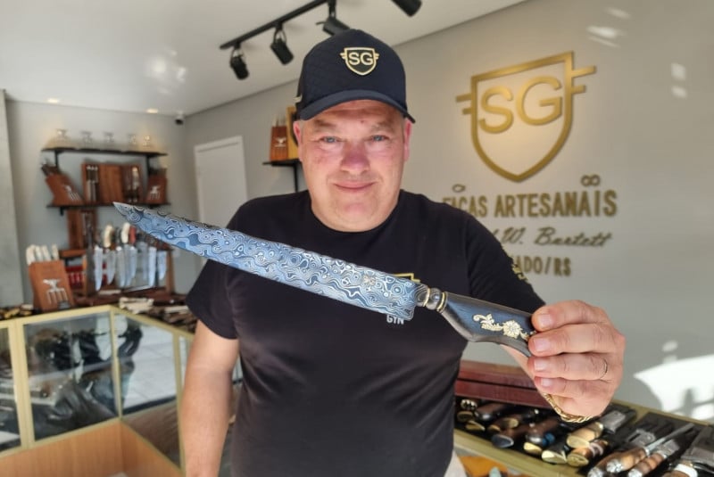 Burtett explica que o preço se deve aos dois diamantes e detahes em ouro colocados na peça