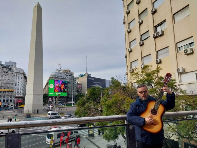 De mudança para a Argentina, eterno líder da Graforréia Xilarmônica prepara uma série de lançamentos, entre novidades e discos "perdidos"