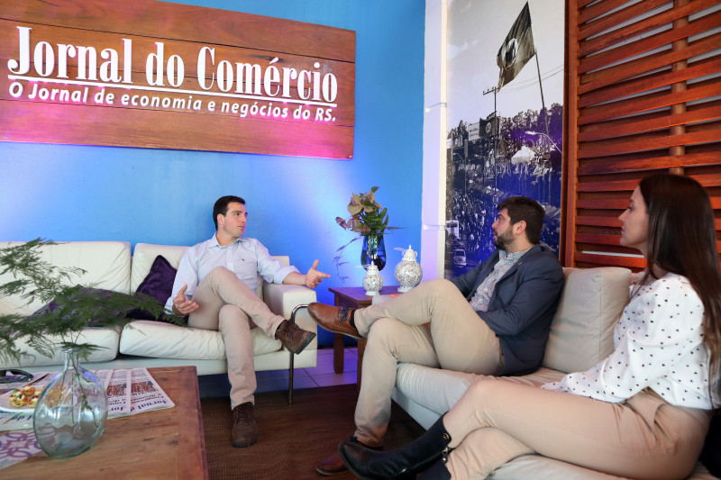 Felipe Camozzato (C) foi recebido na Casa JC na Expointer pelo diretor de Operações, Giovanni Jarros Tumelero