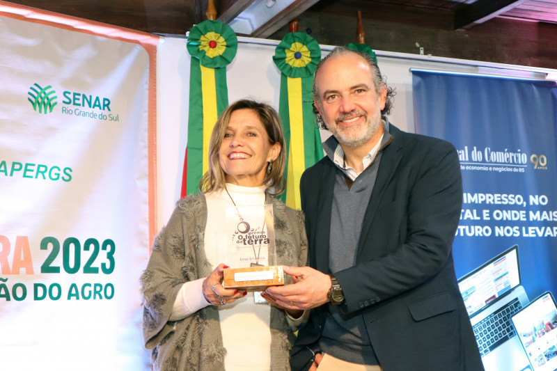 Andréa Machado Leal Ribeiro recebeu o troféu entregue pelo presidente da Federasul, Rodrigo Sousa Costa 