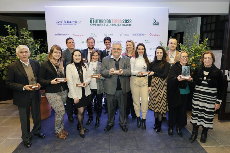Agraciados na 27ª edição do prêmio O Futuro da Terra posam para foto reunidos após a entrega dos troféus na solenidade