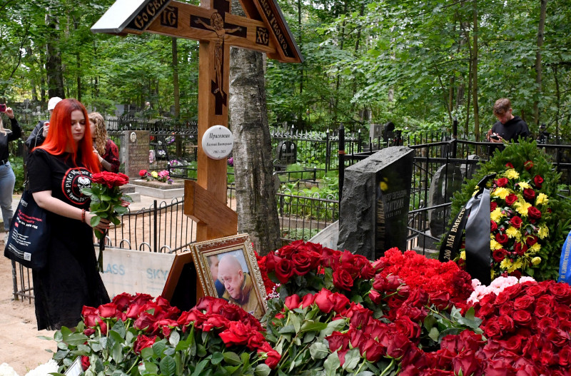  A woman wearing a t-shirt with a PMC Wagner group logo lays flowers at the grave of Wagner private mercenary group chief Yevgeny Prigozhin, who was killed in a private jet crash in the Tver region last week, at the Porokhovskoye cemetery in Saint Petersburg on August 30, 2023. (Photo by Olga MALTSEVA / AFP)
Aliado de Putin até se desentender com a cúpula militar russa, Prigojin foi enterrado na terça-feira