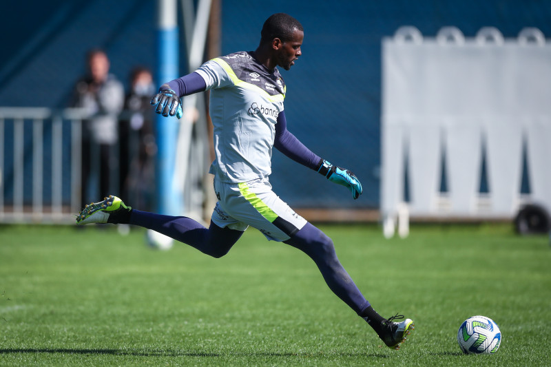 Goleiro Caíque foi titular em parte da atividade e pode ser o titular no domingo