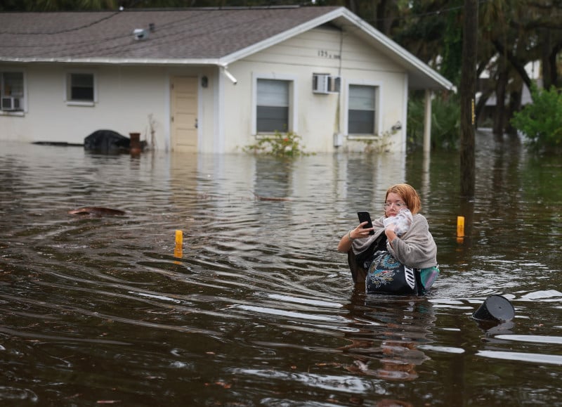 Enchentes causadas pelo furacão obrigaram moradores de Tarpon Springs, na Flórida, a sair de casa