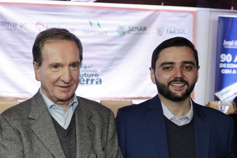 Mércio Tumelero e o vice-governador Gabriel Souza no prêmio O Futuro da Terra