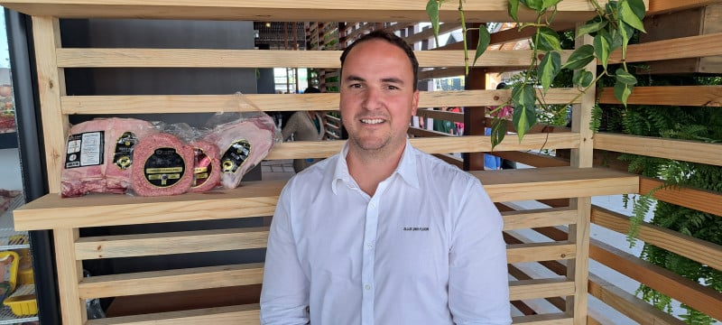 Felipe Vogt est&aacute; &agrave; frente da Celebra Gourmet, que aposta em cortes premium de cordeiro  Foto: JO&Atilde;O PEDRO CECCHINI/ESPECIAL/JC