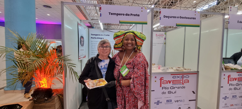 Silvana Cardoso (D) &eacute; fundadora da Tempero da Preta, e posa para a foto ao lado da cliente Celina Rodrigues (E) Foto: GIOVANNA SOMMARIVA/ESPECIAL/JC
