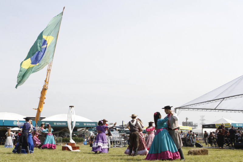 {'nm_midia_inter_thumb1':'https://www.jornaldocomercio.com/_midias/jpg/2023/09/01/206x137/1_eo_010923_1000_abertura__147_aaaaaaaaa-10318365.jpg', 'id_midia_tipo':'2', 'id_tetag_galer':'', 'id_midia':'64f21aa8acf28', 'cd_midia':10318365, 'ds_midia_link': 'https://www.jornaldocomercio.com/_midias/jpg/2023/09/01/eo_010923_1000_abertura__147_aaaaaaaaa-10318365.jpg', 'ds_midia': 'Abertura Oficial da 46ª Expointer e Desfile dos Grandes Campeões', 'ds_midia_credi': 'EVANDRO OLIVEIRA/JC', 'ds_midia_titlo': 'Abertura Oficial da 46ª Expointer e Desfile dos Grandes Campeões', 'cd_tetag': '1', 'cd_midia_w': '800', 'cd_midia_h': '533', 'align': 'Left'}