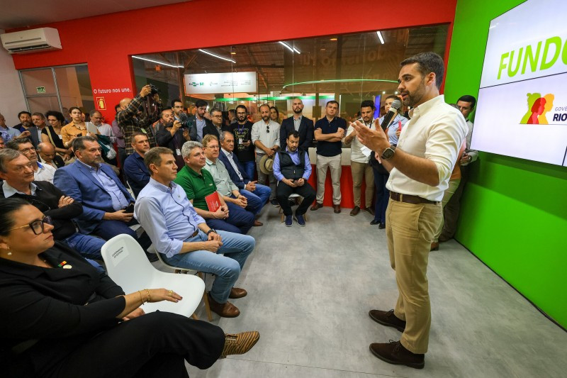 O governador participou do ato de assinatura do termo de ajuste nesta quinta-feira (31)