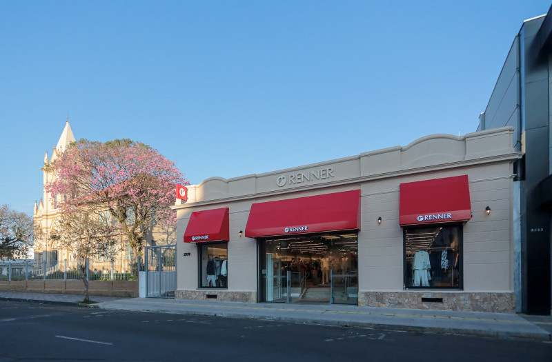 {'nm_midia_inter_thumb1':'https://www.jornaldocomercio.com/_midias/jpg/2023/09/01/206x137/1_minuto_varejo_renner_loja_taquara_jornal_do_comercio_2-10317328.jpg', 'id_midia_tipo':'2', 'id_tetag_galer':'', 'id_midia':'64f1b88c06a6e', 'cd_midia':10317328, 'ds_midia_link': 'https://www.jornaldocomercio.com/_midias/jpg/2023/09/01/minuto_varejo_renner_loja_taquara_jornal_do_comercio_2-10317328.jpg', 'ds_midia': 'Minuto Varejo - Renner - loja Taquara - moda - vestuário - consumo - comércio - Lojas Renner', 'ds_midia_credi': 'VINI DALLA ROSA/DIVULGAÇÃO/JC', 'ds_midia_titlo': 'Minuto Varejo - Renner - loja Taquara - moda - vestuário - consumo - comércio - Lojas Renner', 'cd_tetag': '1', 'cd_midia_w': '800', 'cd_midia_h': '525', 'align': 'Left'}