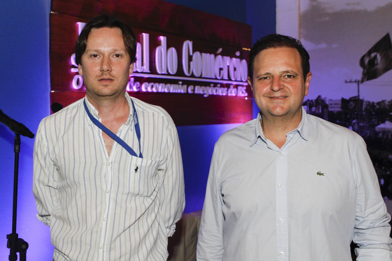 {'nm_midia_inter_thumb1':'https://www.jornaldocomercio.com/_midias/jpg/2023/09/03/206x137/1_eo_010923_1800_casa_jc__131_aaaaa-10319710.jpg', 'id_midia_tipo':'2', 'id_tetag_galer':'', 'id_midia':'64f47335d3f12', 'cd_midia':10319710, 'ds_midia_link': 'https://www.jornaldocomercio.com/_midias/jpg/2023/09/03/eo_010923_1800_casa_jc__131_aaaaa-10319710.jpg', 'ds_midia': 'Marcelo Fett Pinto, das Estâncias Gaúchas e Léo Rodinei dos Santos, da Santa Fé Alimentos', 'ds_midia_credi': 'EVANDRO OLIVEIRA', 'ds_midia_titlo': 'Marcelo Fett Pinto, das Estâncias Gaúchas e Léo Rodinei dos Santos, da Santa Fé Alimentos', 'cd_tetag': '1', 'cd_midia_w': '800', 'cd_midia_h': '533', 'align': 'Left'}