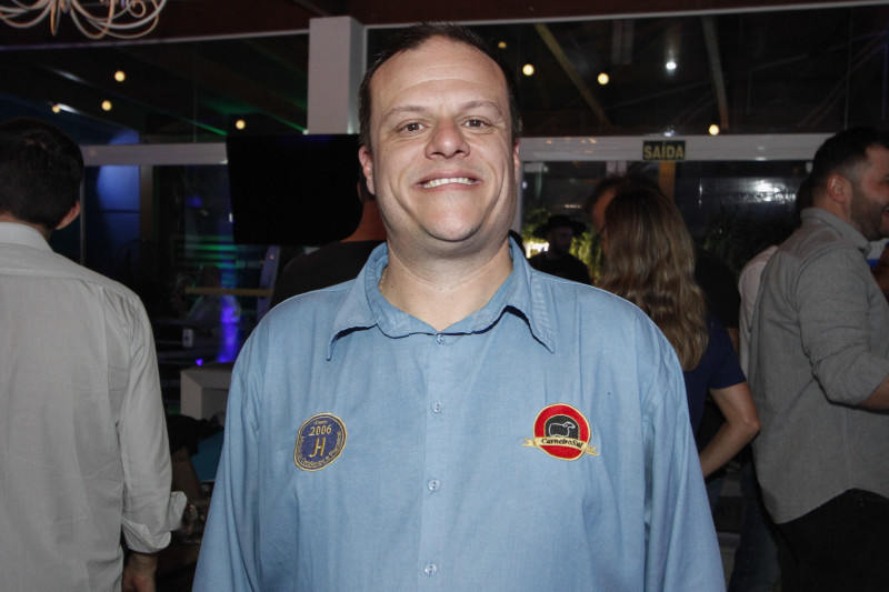 {'nm_midia_inter_thumb1':'https://www.jornaldocomercio.com/_midias/jpg/2023/09/03/206x137/1_eo_010923_1800_casa_jc__230_aaaaa-10319744.jpg', 'id_midia_tipo':'2', 'id_tetag_galer':'', 'id_midia':'64f47335d3f12', 'cd_midia':10319744, 'ds_midia_link': 'https://www.jornaldocomercio.com/_midias/jpg/2023/09/03/eo_010923_1800_casa_jc__230_aaaaa-10319744.jpg', 'ds_midia': 'João Pedro Corleta Castro, representante da Carneiro do Sul', 'ds_midia_credi': 'EVANDRO OLIVEIRA', 'ds_midia_titlo': 'João Pedro Corleta Castro, representante da Carneiro do Sul', 'cd_tetag': '1', 'cd_midia_w': '800', 'cd_midia_h': '533', 'align': 'Left'}