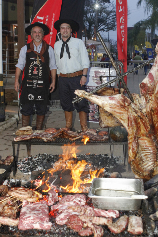 {'nm_midia_inter_thumb1':'https://www.jornaldocomercio.com/_midias/jpg/2023/09/03/206x137/1_eo_010923_1800_casa_jc__69_aaaaa-10319670.jpg', 'id_midia_tipo':'2', 'id_tetag_galer':'', 'id_midia':'64f47335d3f12', 'cd_midia':10319670, 'ds_midia_link': 'https://www.jornaldocomercio.com/_midias/jpg/2023/09/03/eo_010923_1800_casa_jc__69_aaaaa-10319670.jpg', 'ds_midia': ' Leonardo Roos da Rosa e Mateus Canellas, rersponsáveis pelo churrasco do JC, na 46ª Expointer', 'ds_midia_credi': 'EVANDRO OLIVEIRA', 'ds_midia_titlo': ' Leonardo Roos da Rosa e Mateus Canellas, rersponsáveis pelo churrasco do JC, na 46ª Expointer', 'cd_tetag': '1', 'cd_midia_w': '533', 'cd_midia_h': '800', 'align': 'Left'}