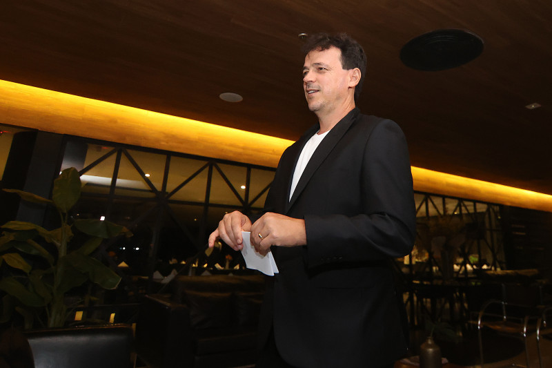 Técnico do Fluminense atuará como interino, se desdobrando entre os cargos