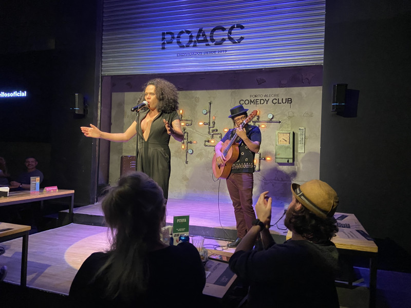 Valéria Barcellos em sua estreia no POA Comedy Club