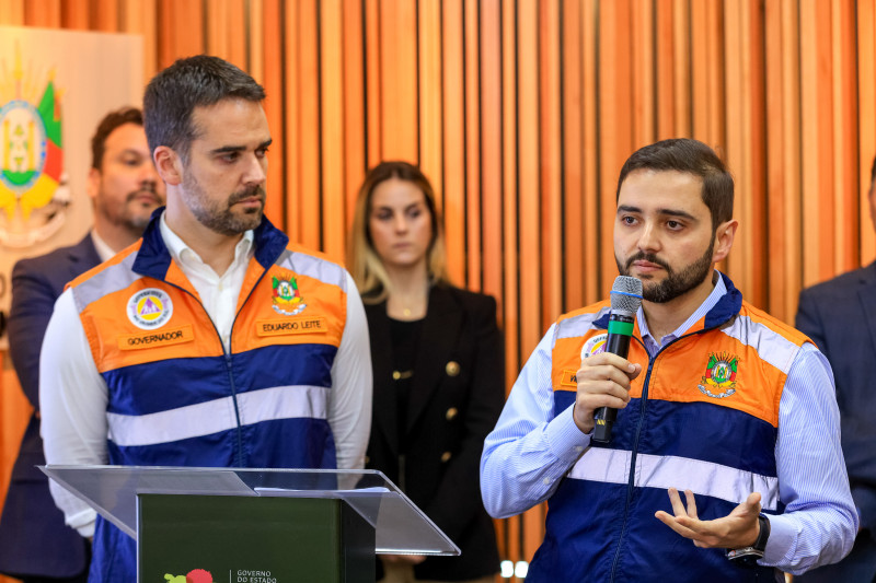Gabriel Souza (d) e o governador Eduardo Leite (e) prestaram explicações sobre denúncias do Samu