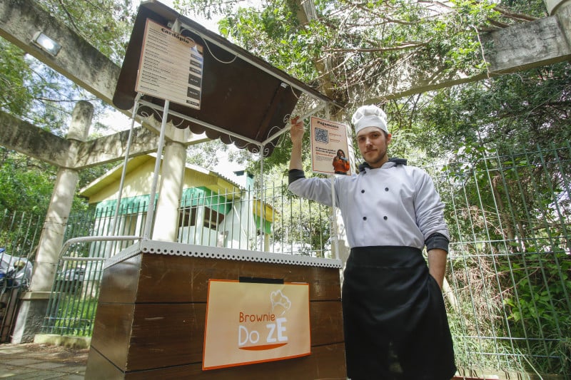 Jos&eacute; Laurito, 23 anos, &eacute; estudante de Fisioterapia na Ufrgs e comanda um carrinho para venda de brownies Foto: ANA TERRA FIRMINO/JC