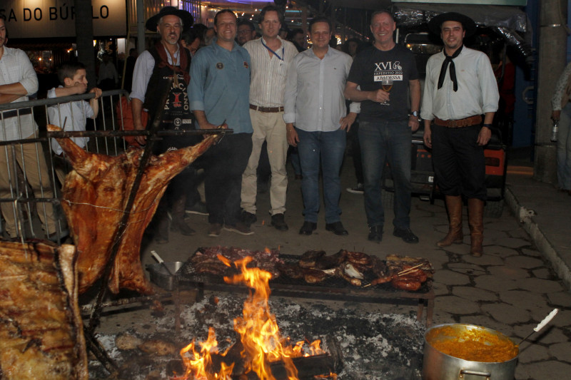 Leonardo Ross da Rosa, João Pedro Corleta Castro, Marcelo Fett Pinto, Léo Rodinei dos Santos, Herbert Schumacher e Mateus Canellas, representantes das marcas parceiras do churrasco do Jornal do Comércio Expointer