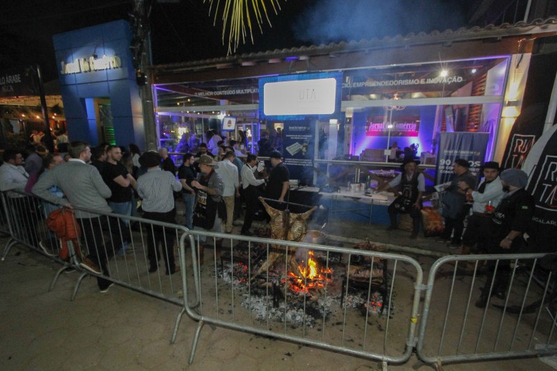 {'nm_midia_inter_thumb1':'https://www.jornaldocomercio.com/_midias/jpg/2023/09/05/206x137/1_eo_010923_1800_casa_jc__180_bbbbb-10321661.jpg', 'id_midia_tipo':'2', 'id_tetag_galer':'', 'id_midia':'64f7557b67755', 'cd_midia':10321661, 'ds_midia_link': 'https://www.jornaldocomercio.com/_midias/jpg/2023/09/05/eo_010923_1800_casa_jc__180_bbbbb-10321661.jpg', 'ds_midia': 'Churrasco do JC, na casa da 46ª Expointer  na foto:', 'ds_midia_credi': 'EVANDRO OLIVEIRA', 'ds_midia_titlo': 'Churrasco do JC, na casa da 46ª Expointer  na foto:', 'cd_tetag': '1', 'cd_midia_w': '800', 'cd_midia_h': '533', 'align': 'Left'}