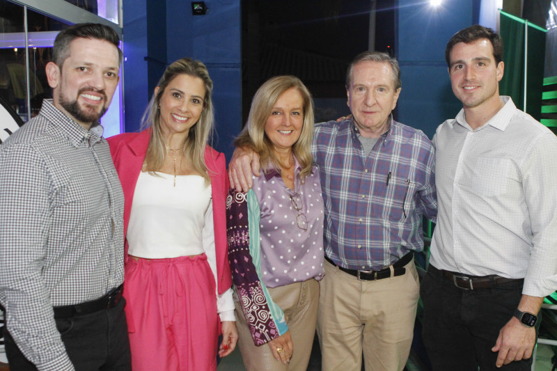 {'nm_midia_inter_thumb1':'https://www.jornaldocomercio.com/_midias/jpg/2023/09/05/206x137/1_eo_010923_1800_casa_jc__77_bbbbb-10321626.jpg', 'id_midia_tipo':'2', 'id_tetag_galer':'', 'id_midia':'64f7557b67755', 'cd_midia':10321626, 'ds_midia_link': 'https://www.jornaldocomercio.com/_midias/jpg/2023/09/05/eo_010923_1800_casa_jc__77_bbbbb-10321626.jpg', 'ds_midia': ' Leonardo Pascoal, prefeito de Esteio e sua esposa, Andréa Schneider, Valéria Jarros Tumelero e Mércio Tumelero e Giovanni Jarros Tumelero ', 'ds_midia_credi': 'EVANDRO OLIVEIRA', 'ds_midia_titlo': ' Leonardo Pascoal, prefeito de Esteio e sua esposa, Andréa Schneider, Valéria Jarros Tumelero e Mércio Tumelero e Giovanni Jarros Tumelero ', 'cd_tetag': '1', 'cd_midia_w': '800', 'cd_midia_h': '533', 'align': 'Left'}