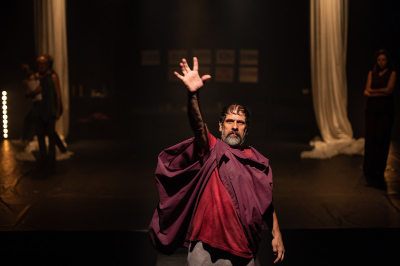 Livre releitura do clássico de William Shakespeare, Julius Caesar - Vidas Paralelas integra a programação do 30º Porto Alegre em Cena